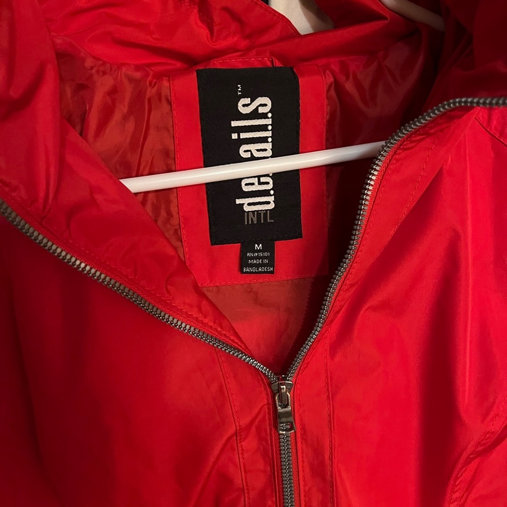 Details Red Jacket - Picture 2 of 3